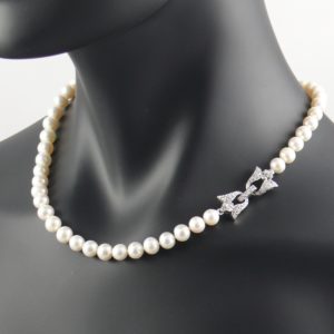 White Pearl necklace with bow-shaped diamante clasp