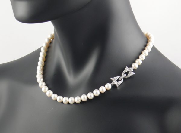 White Pearl necklace with bow-shaped diamante clasp