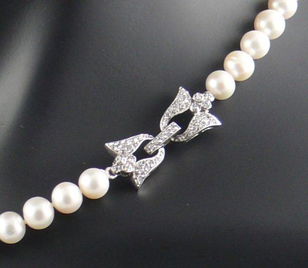 White Pearl necklace with bow-shaped diamante clasp